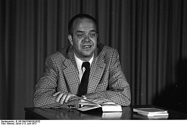 Dichterlesung mit Stefan Wigger in der Landesvertretung Berlin;  Quelle: Deutsches Bundesarchiv, Digitale Bilddatenbank, B 145 Bild-F040158-0032; Fotograf: Ulrich Wienke  / Datierung: 13. 6.1973 / Lizenz CC-BY-SA 3.0.