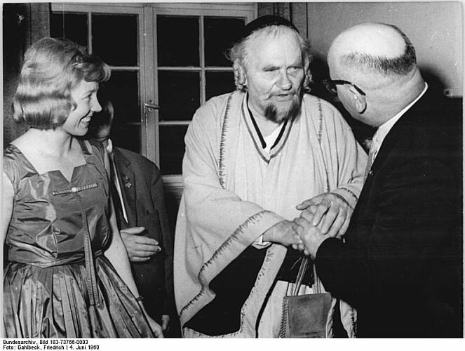 Eduard von Winterstein (Mitte) als Nathan der Weise, 1960; Eine Delegation aus dem VEB Getriebewerk Karl-Marx-Stadt bedankt sich bei Eduard von Winterstein nach der Vorstellung fr die groartige Darstellung des "Nathan". Rechts der BGL-Vorsitzende Edmund Mller, links Isolde Joachim und (fast verdeckt) der Parteisekretr WernerFritz. Quelle: Deutsches Bundesarchiv, Digitale Bilddatenbank, Bild 183-73766-0003;  Fotograf: Friedrich Gahlbeck / Datierung: 4. Juni 1960 / Lizenz CC-BY-SA 3.0.