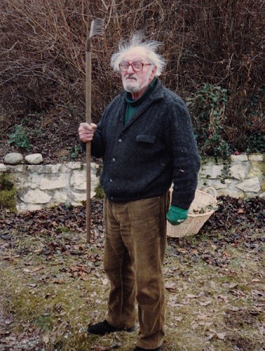 Martin Flörchinger spaßt in seinem Garten in Bayern; Mit Dank aus dem Privatarchiv Thomas Dehler; Copyright Thomas Dehler