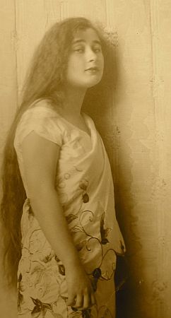 Grete Diercks ca. 1907/1908; Quelle: Privates Fotoarchiv der Nachfahren von Grete Diercks, zur Verfügung gestellt von deren Enkel Peter Schati; Urheber: Unbekannt