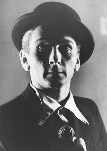 Arno Assmann 1946 in der Rolle des Maceath, genannt Mackie Messer in "Die Dreigroschenoper" von Bertolt Brecht/Kurt Weill am Hamburger "Haus Altona", fotografiert von Gerd Mingram (19102001), genannt Germin; Quelle: Deutsche Fotothek, (file: df_ger-pos_0000800); Copyright SLUB Dresden/Deutsche Fotothek/Germin; Datierung: 1946; Quelle: www.deutschefotothek.de