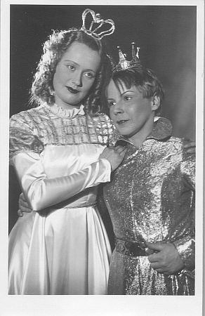 Manja Behrens (l.) als Prinzessin Mareile und Lotte Gruner (19061984) als Prinz Goldhaar in dem Mrchenspiel "Der kleine Muck" von Friedrich Forster mit Musik von Bernhard Eichhorn (musikalische Leitung B. Eichhorn,Inszenierung: Rudolf Schrder; Schauspielhaus Dresden, Estauffhrung 02.12.1938); Fotografie von Reinhard Berger (18901976); Quelle: Deutsche Fotothek, (file: df_pos-2009-a_0004319); Copyright SLUB Dresden/Deutsche Fotothek/Reinhard Berger; Datierung: 1938; Quelle: www.deutschefotothek.de