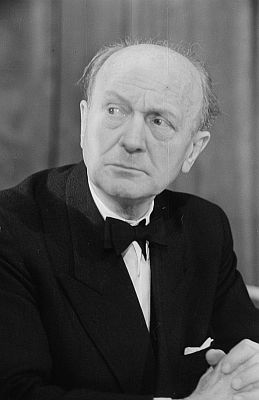 Portrtaufnahme von Paul Bildt anlsslich Erffnungsveranstaltung der Friedenskundgebung des "Kulturbundes" unter dem Motto "Verteidigung des Friedens ist Verteidigung der Kultur" am 24.10.1948 in der "Deutschen Staatsoper" (Admiralspalast); Quelle: Deutsche Fotothek, (file: df_pk_0001502_007) bzw.deutschefotothek.de/documents/obj/88931140; Copyright SLUB Dresden / Deutsche Fotothek; Urheber: Abraham Pisarek (19011983); Datierung 1948; Genehmigung zur Verffentlichung: 30.03.2017