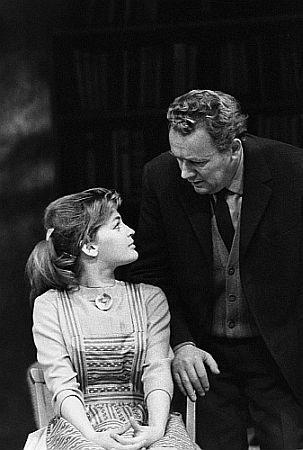 Christel Bodenstein als Hanka und Albert Hetterle als Vater in der Komdie "Und das am Heiligabend!" von Vratislav Blaek, aufgefhrt am Berliner "Maxim-Gorki-Theater"; Premiere: 20.12.1960, Regie: Hans-Dieter Mde; Quelle: Deutsche Fotothek, (file: df_pk_0004671_a_001); Copyright SLUB Dresden/Deutsche Fotothek/Abraham Pisarek; Urheber: Abraham Pisarek (19011983); Datierung: 17.12.1960; Quelle: www.deutschefotothek.de