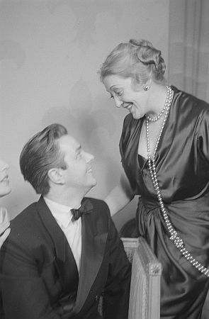 Joachim Brennecke mit Käthe Dorsch 1950 in dem Lustspiel "Edouards Kinder" von Marc-Gilben Sauvajon, nach "Love and Learn" von Frdric Jackson und Roland Bottomley an der Berliner "Komödie am Kurfürstendamm"; Quelle: Deutsche Fotothek, (file: df_pk_0000892_002); Copyright SLUB Dresden/Deutsche Fotothek/Abraham Pisarek; Urheber: Abraham Pisarek1) (19011983); Quelle: www.deutschefotothek.de