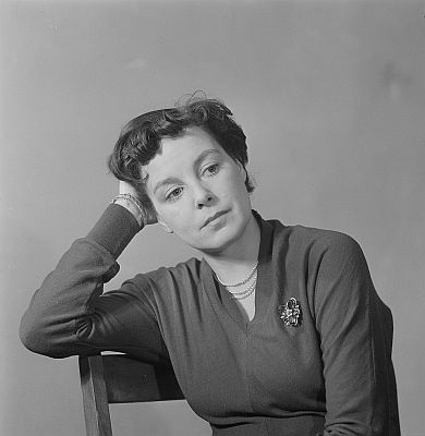 Ursula Burg 1954; Quelle: Deutsche Fotothek, (file: df_pkm_0001148_246); Copyright SLUB Dresden/Deutsche Fotothek/Abraham Pisarek; Urheber: Abraham Pisarek (19011983); Datierung: 01.1954; Quelle: www.deutschefotothek.de