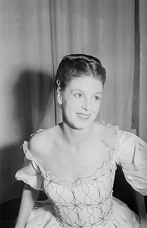 Ursula Burg als Olivia in "Was ihr wollt" (1951); Quelle: www.deutschefotothek.de  (file: df_pk_0000965_017); Datierung: 1951; Urheber: Abraham Pisarek (19011983); Copyright SLUB Dresden/Deutsche Fotothek/Abraham Pisarek