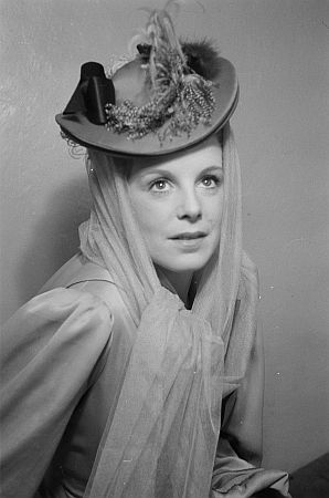 Ursula Burg als Roxane in "Cyrano de Bergerac" (1950); Quelle: www.deutschefotothek.de (file: df_pk_0000835_030); Datierung: 02.1950; Urheber: Abraham Pisarek (19011983); Copyright SLUB Dresden/Deutsche Fotothek/Abraham Pisarek