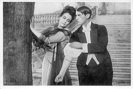 Maria Carmi als Gräfin Marie und Carl de Vogt als ihr Gatte? in dem Ufa-Stummfilm "Weg des Todes" (1916) von Robert Reinert; Quelle: Deutsche Fotothek, (file: df_pos-2006-a_0000861); aus "Vom Werden deutscher Filmkunst/1. Teil: Der stumme Film" von Dr. Oskar Kalbus (Berlin 1935, S. 26) / Sammelwerk Nr. 10 bzw. Ross-Verlag 1935; Copyright: SLUB Dresden/Deutsche Fotothek/Unbekannter Fotograf; Quelle: www.deutschefotothek.de