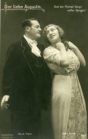 Kthe Dorsch als Helene mit Oscar Aigner als Musiklehrer Augustin Hofer, genannt "der liebe Augustin", in der Operette "Der liebe Augustin" von Leo Fall; Szene "Und der Himmel hngt voller Geigen!"; Erstauffhrung in Dresden am "Central-Theater": 23. 12.1912 (Kthe Dorsch als Gast); Fotografie (Weltpostkarte (1913) von Martin Herzfeld (1862/18631930); Quelle: www.deutschefotothek.de (df_pos-1995-a_0000170); Copyright SLUB Deutsche Fotothek; Genehmigung zur Verffentlichung: 30.03.2017