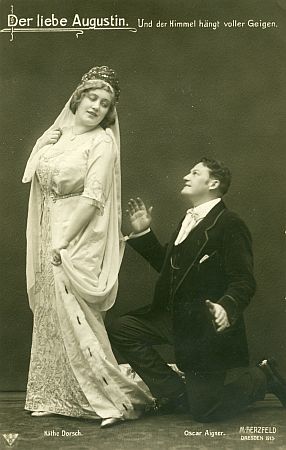 Kthe Dorsch als Helene mit Oscar Aigner als Musiklehrer Augustin Hofer, genannt "der liebe Augustin", in der Operette "Der liebe Augustin" von Leo Fall; Szene "Und der Himmel hngt voller Geigen!"; Erstauffhrung in Dresden am "Central-Theater": 23. 12.1912 (Kthe Dorsch als Gast); Fotografie (Weltpostkarte (1913) von Martin Herzfeld (1862/18631930); Quelle: www.deutschefotothek.de (df_pos-1995-a_0000171); Copyright SLUB Deutsche Fotothek; Genehmigung zur Verffentlichung: 30.03.2017