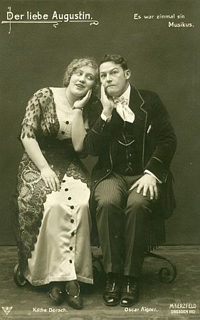 Kthe Dorschals Helene mit Oscar Aigner als Musiklehrer Augustin Hofer, genannt "der liebe Augustin", in der Operette "Der liebe Augustin" von Leo Fall; Szene "Es war einmal ein Musikus"; Erstauffhrung in Dresden am "Central-Theater": 23. 12.1912 (Kthe Dorsch als Gast); Fotografie (Weltpostkarte (1913) von Martin Herzfeld (1862/18631930); Quelle: www.deutschefotothek.de (file: df_pk_0000228_006); Copyright SLUB Deutsche Fotothek; Genehmigung zur Verffentlichung: 30.03.2017