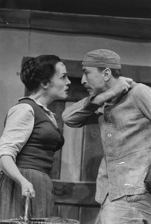 Szenenfoto aus "Woyzeck" von Georg Büchner mit Gisela May als Marie und Fred Dren in der Titelrolle des Woyzeck am "Deutschen Theater"; Quelle: Deutsche Fotothek, file: df_pk_0004528_033; Copyright SLUB Dresden/Deutsche Fotothek/Abraham Pisarek; Urheber: Abraham Pisarek (19011983); Datierung: 24.11.1958; Quelle: www.deutschefotothek.de; Genehmigung zur Verffentlichung: 30.03.2017 