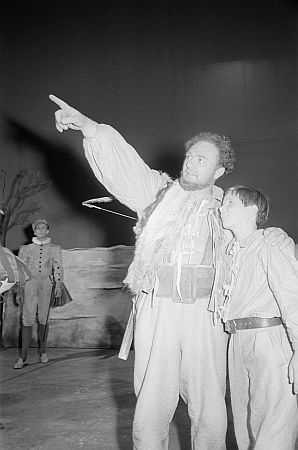 Paul Esser als Wilhelm Tell mit dem jungen Gtz George als Tells Sohn Walther; Inszenierung: Boleslaw Barlog 1951 am "Schillertheater"; Quelle: Deutsche Fotothek, (file: df_pk_0000961_045); Copyright SLUB Dresden/Deutsche Fotothek/Abraham Pisarek; Urheber: Abraham Pisarek (19011983); Datierung: 1951; Quelle: www.deutschefotothek.de; Genehmigung zur Verffentlichung: 30.03.2017