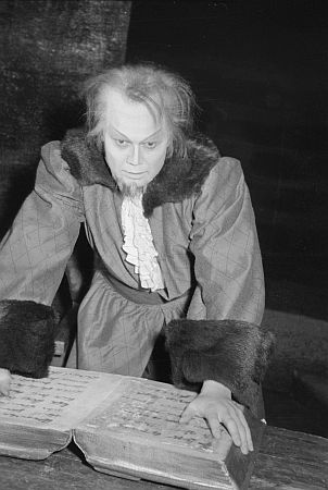 Dietrich Fischer-Dieskau 1955 mit der Titelpartie in "Faust" von Charles Gounod ("Stdtische Oper", Berlin); Quelle: Deutsche Fotothek, (file: df_pk_0004201_001); Copyright SLUB Dresden/Deutsche Fotothek/Abraham Pisarek; Urheber: Abraham Pisarek (19011983); Datierung: 01.1955; Quelle: www.deutschefotothek.de