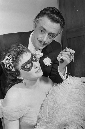 Gerhard Frickhöffer mit Partnerin in der Operette "Die Fledermaus" von Johann Strauss, 1955 am Berliner "Metropol-Theater"; Quelle: Deutsche Fotothek, (file: df_pk_0004278_b_030); Copyright SLUB Dresden/Deutsche Fotothek/Abraham Pisarek; Urheber: Abraham Pisarek1) (19011983); Datierung: 20.12.1955; Quelle: www.deutschefotothek.de