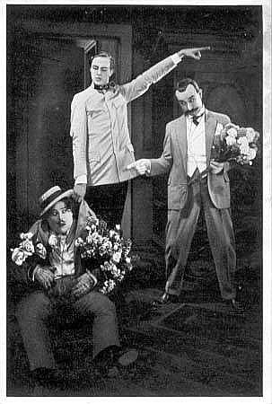 Werner Fuetterer (oben links) als Graf Casimir Conjak und Hans Junkermann als Kriegsminister Fürst Tinnefka in dem Stummfilm "Durchlaucht Radieschen" (1927) von Richard Eichberg ("Eichberg-Film"); Quelle: Deutsche Fotothek, (file: df_pos-2006-a_0000865); aus "Vom Werden deutscher Filmkunst/1. Teil: Der stumme Film" von Dr. Oskar Kalbus (Berlin 1935, S. 134) / Sammelwerk Nr. 10 bzw. Ross-Verlag 1935; Copyright SLUB Dresden/Deutsche Fotothek/Unbekannter Fotograf; Quelle: www.deutschefotothek.de