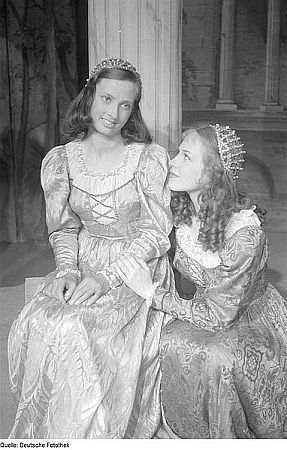 Die junge Gudrun Genest (links) als Rosalinde zusammen mit Hildegard Knef (Celia) in "Wie es euch gefällt" von William Shakespeare, im April 1946 am Berliner "Schlossparktheater" in einer Inszenierung von Boleslaw Barlog; Quelle: Deutsche Fotothek, (file: df pk 0000067 007); Copyright SLUB Dresden/Deutsche Fotothek; Urheber: Abraham Pisarek (1901–1983; Datierung: 1946.04 / Lizenz CC-BY-SA 3.0.