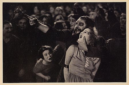 Szenenfoto aus "Metropolis" mit Brigitte Helm (Maria / Maschinenmensch) und Heinrich George als Wrter der Herzmaschine Groth; Quelle: Deutsche Fotothek, (file: df_pos-2006-a_0000829); "Vom Werden deutscher Filmkunst/1. Teil: Der stumme Film" von Dr. Oskar Kalbus (Berlin 1935, S. 101) bzw. Bilder aus dem Sammelwerk Nr. 10/Ross-Verlag 1922/1923; Copyright SLUB Dresden/Deutsche Fotothek; Urheber: Unbekannter Fotograf; Quelle: www.deutschefotothek.de; Genehmigung zur Verffentlichung: 30.03.2017