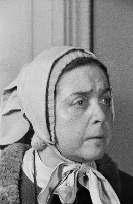 Therese Giehse als Frau Marthe Krull in "Der zerbrochene Krug" von Heinrich von Kleist am "Berliner Ensemble" (Bühne Kammerspiele), 18.01.1952 (Regie: Therese Giehse); Quelle: Deutsche Fotothek, (file: df_pk_0004001_044); Copyright SLUB Dresden/Deutsche Fotothek/Abraham Pisarek; Urheber: Abraham Pisarek (19011983); Datierung: 1952; Quelle: www.deutschefotothek.de