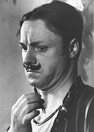 Heini Göbel in dem Volksstück "Katharina Knie" von Carl Zuckmayer, 1946 an den Bühnen des "Hauses Altona", fotografiert von Gerd Mingram (1910–2001), genannt Germin; Quelle: Deutsche Fotothek, (file: df_ger-pos_0000798); Copyright SLUB Dresden/Deutsche Fotothek/Germin; Datierung: 1946; Quelle: www.deutschefotothek.de