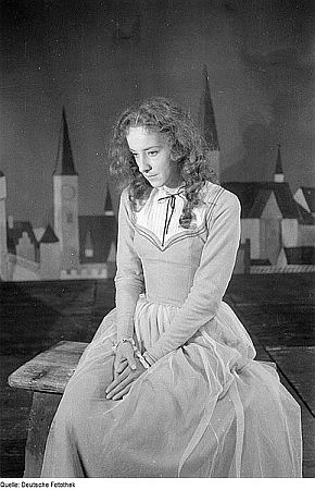 Szenenfoto: Joana Maria Gorvin als "Gretchen" in Goethes "Urfaust" (mit O. E. Hasse als "Mephisto") am Jürgen-Fehling-Theater in Berlin-Zehlendorf (Uraufführung: Oktober 1945); Quelle: Deutsche Fotothek, (file: df pk 0000024 a 020)/Copyright SLUB Dresden/Deutsche Fotothek; Urheber: Abraham Pisarek (19011983; Link Wikipedia); Datierung: 1945.10 / Lizenz CC-BY-SA 3.0. Genehmigung der Deutschen Fotothek zur Veröffentlichung innerhalb dieser Webpräsenz wurde am 12.11.2010 erteilt. Originalfoto und Beschreibung: Wikimedia Commons bzw. Wikipedia