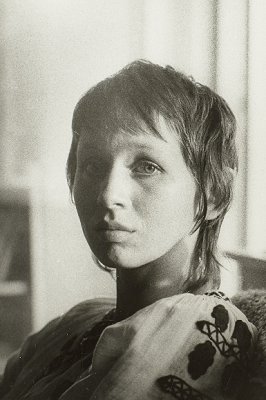 Jenny Gröllmann 1974, fotografiert von Evelyn Richter, Leipzig; Quelle: Deutsche Fotothek, (file: df_hauptkatalog_0201066); Copyright SLUB Dresden/Deutsche Fotothek/Evelyn Richter; Datierung: 1974; Quelle: www.deutschefotothek.de