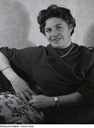 Elisabeth Grmmer, 1955 fotografiert von Fritz Eschen (19001964); Quelle: Deutsche Fotothek, (file: df_e_0057284); Copyright SLUB Dresden/Deutsche Fotothek/Fritz Eschen; Urheber: Fritz Eschen; Datierung: 17.11.1955; Quelle: www.deutschefotothek.de