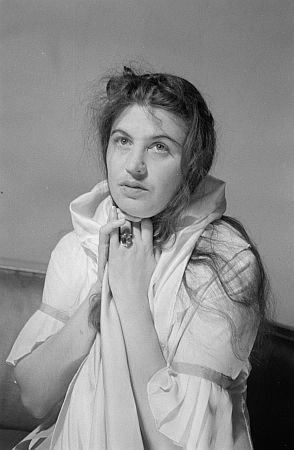 Elisabeth Grmmer in der Oper "Dantons Tod" von Gottfried von Einem, 1949 an der Berliner "Deutschen Staatsoper"; Quelle: Deutsche Fotothek, (file: df_pk_0000768_005); Copyright SLUB Dresden/Deutsche Fotothek/Abraham Pisarek; Urheber: Abraham Pisarek (19011983); Datierung: 06.1949; Quelle: www.deutschefotothek.de