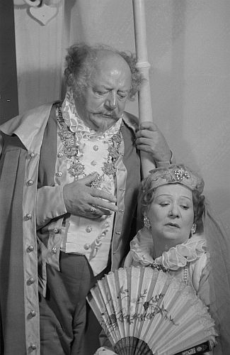 Szene mit Trude Hesterberg und Aribert Wäscher in dem Stück "Die Launen der Donna Belisa" von Félix Lope de Vega 1950 am Berliner "Schlosspark Theater"; Quelle: Deutsche Fotothek, (file: df_pk_0000888_005); Copyright SLUB Dresden/Deutsche Fotothek/Abraham Pisarek; Urheber: Abraham Pisarek (1901&150;1983); Datierung: 01.10.1950; Quelle: www.deutschefotothek.de
