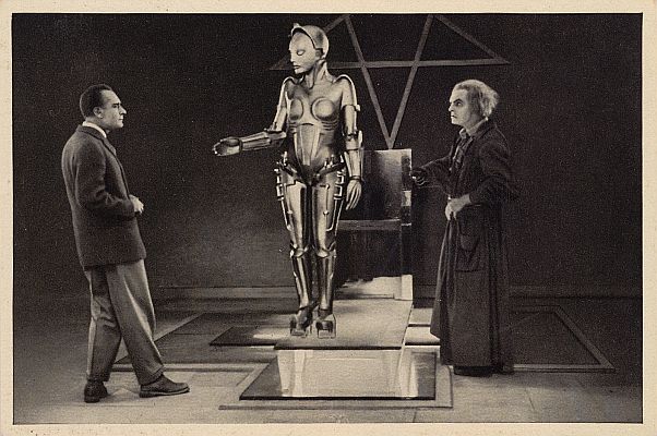 Szenenfoto aus "Metropolis": Alfred Abel (links) als Johann "Joh" Fredersen, Brigitte Helm als "Maschinenmensch" Maria und Rudolf Klein-Rogge als Erfinder Rotwang; Quelle: Deutsche Fotothek, (file: df_pos-2006-a_0000827); aus "Vom Werden deutscher Filmkunst/1. Teil: Der stumme Film" von Dr. Oskar Kalbus (Berlin 1935, S. 96) bzw. Bilder aus dem Sammelwerk Nr. 10/Ross-Verlag 1935; Rechteinhaber/Copyright SLUB Dresden/Deutsche Fotothek; Urheber Unbekannter Fotograf; Quelle: www.deutschefotothek.de; Genehmigung zur Verffentlichung: 30.03.2017