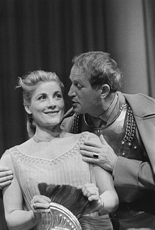 Wilhelm Koch-Hooge mit Gisela Uhlen in "Amphytrion 38"; Quelle: www.deutschefotothek.de; (file: df_pk_0004452_008); Datierung: 16.10.1957; Urheber: Abraham Pisarek (19011983); Copyright SLUB Dresden/Deutsche Fotothek/Abraham Pisarek