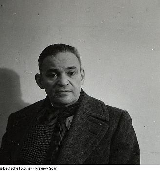 Portrt Fritz Kortner 1947; Quelle: Deutsche Fotothek, (file: df_e_0053238); Urheber/Fotograf: Fritz Eschen; Datierung: 23.12.1947; Copyright SLUB Dresden/Deutsche Fotothek/Fritz Eschen; Quelle: www.deutschefotothek.de; Genehmigung zur Verffentlichung: 30.03.2017