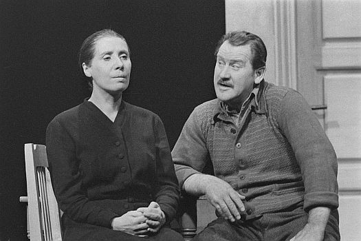 Szenenfoto mit Agnes Kraus und Erich Franz in dem Stck "Furcht und Elend des Dritten Reiches" von Bertolt Brecht, aufgefhrt am "Berliner Ensemble" Mitte Februar 1957; Quelle: Deutsche Fotothek (file: df_pk_0004383_1_005); Copyright SLUB Dresden/Deutsche Fotothek/Abraham Pisarek; Urheber: Abraham Pisarek (19011983); Datierung: 14.02.1957; Quelle: www.deutschefotothek.de; Genehmigung zur Verffentlichung: 30.03.2017