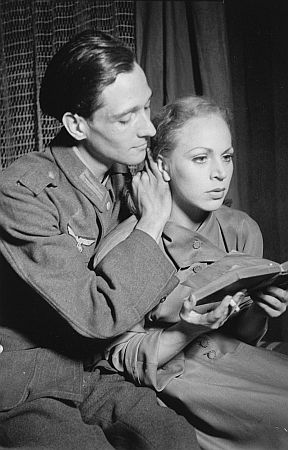 Paul Albert Krumm als Frank mit Gisela Trowe als Kat 1948 in dem Stück "Treibgut" von Thomas Engel (auch Regie) an den Berliner "Kammerspielen"; Quelle: Deutsche Fotothek, (file: df_pk_0000668_002); Copyright SLUB Dresden/Deutsche Fotothek/Abraham Pisarek; Urheber: Abraham Pisarek1) (1901–1983); Datierung: 05.1948; Quelle: www.deutschefotothek.de