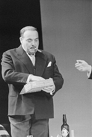 Franz Kutschera an der Berliner "Volksbühne" als Oberbürgermeister in "Der Hauptmann von Köln" von Slatan Dudow/Michael Tschesno-Hell (Premiere 05.1959); Regie: Otto Tausig; Datei: df_pk_0004564_1b_026; Quelle: Deutsche Fotothek; Copyright SLUB Dresden/Deutsche Fotothek/Abraham Pisarek; Urheber: Abraham Pisarek) (19011983), Datierung 05.1959