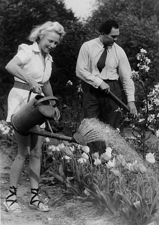 Anny Ondra und Max Schmeling, 1947 fotografiert von Gerd Mingram (19102001), genannt Germin; Quelle: Deutsche Fotothek, (file: df_ger-pos_0006020); Copyright SLUB Dresden/Deutsche Fotothek/Germin; Datierung: 1947; Quelle: www.deutschefotothek.de; Genehmigung des Bundesarchivs zur Verffentlichung innerhalb dieser Webprsenz wurde am 11.10.2010 erteilt.