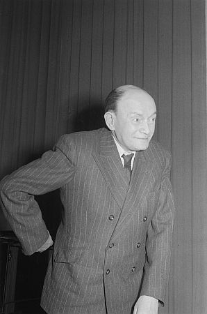 Willy Prager Ende Februar 1951, anlsslich der Veranstaltung "Von allem etwas3. musikalische Veranstaltung der Jdischen Gemeinde Berlin"; Quelle: Deutsche Fotothek, (file: df_pk_0001826_011); Copyright SLUB Dresden/Deutsche Fotothek/Abraham Pisarek; Urheber: Abraham Pisarek (19011983); Datierung: 24.02.1951; Quelle: www.deutschefotothek.de