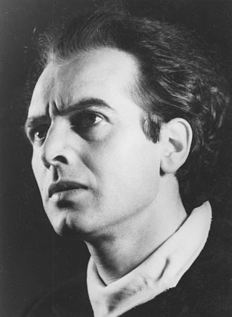 Will Quadflieg als 1946 als Shalespeare'scher "Hamlet" (Bühnen der Hansestadt Lübeck), fotografiert von Gerd Mingram (1910–2001), genannt Germin; Quelle: Deutsche Fotothek, (file: df_ger-pos_0000693); Copyright SLUB Dresden/Deutsche Fotothek/Germin; Datierung: 1946; Quelle: www.deutschefotothek.de