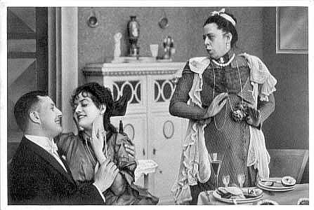 Bruno Kastner, Dorrit Weixler (Mitte) und Frida Richard (rechts) in dem Stummfilm "Dorittchens Vergnügungsreise" von Paul Heidemann (Oliver-Film, 1921); Quelle: Deutsche Fotothek, (file: df_pos-2006-a_0000862) aus "Vom Werden deutscher Filmkunst/1. Teil: Der stumme Film" von Dr.Oskar Kalbus (Berlin 1935, S. 37) bzw. Bilder aus dem Sammelwerk Nr.10 / Ross-Verlag1935; Copyright SLUB Dresden/Deutsche Fotothek/Unbekannter Fotograf; Quelle: www.deutschefotothek.de