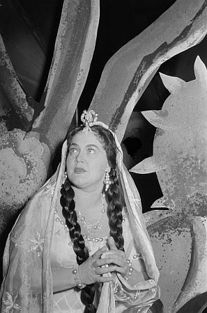 Leonie Rysanek in der Oper "Oberon" von Carl Maria von Weber, 1955 an der "Stdtischen Oper", Berlin; Quelle: Deutsche Fotothek, (file: df_pk_0004263_002); Copyright SLUB Dresden/Deutsche Fotothek/Abraham Pisarek; Urheber: Abraham Pisarek (19011983); Datierung: 1955; Quelle: www.deutschefotothek.de