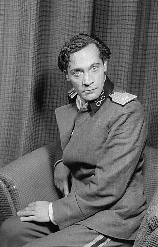 Raimund Schelcher als Diego in dem Drama "Der große Verrat" von Ernst Fischer (in der 1. Besetzung), 1950 am Berliner "Deutschen Theater"; Regie: Wolfgang Langhoff; Quelle: Deutsche Fotothek, (file: df_pk_0000876_004); Copyright SLUB Dresden/Deutsche Fotothek/Abraham Pisarek; Urheber: Abraham Pisarek (19011983); Datierung: 17.07.1950; Quelle: www.deutschefotothek.de