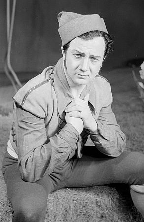 Rudolf Schock als Nemorino in der komischen Oper "Der Liebestrank" von Gaetano Donizetti, 1950 an der "Deutschen Staatsoper", Berlin; Quelle: Deutsche Fotothek, (file: df_pk_0000873_068); Copyright SLUB Dresden/Deutsche Fotothek/Abraham Pisarek; Urheber: Abraham Pisarek; 1901–1983); Datierung: 20.06.1950; Quelle: www.deutschefotothek.de