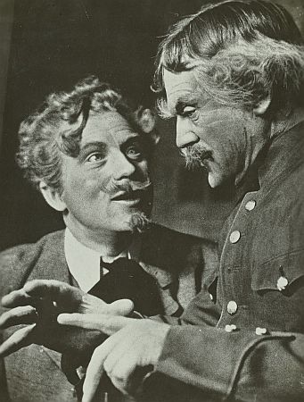 Josef Sieber (rechts) mit Werner Hinz in dem Schauspiel "Die Wildente" von Henrik Ibsen; Regie; Karl Heinz Martin; Quelle: Deutsche Fotothek, (file: df_hauptkatalog_0082187); Copyright SLUB Dresden/Deutsche Fotothek; Quelle: www.deutschefotothek.de