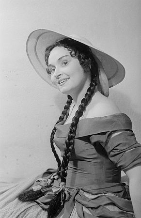 Rita Streich als Adina in der komischen Oper "Der Liebestrank" von Gaetano Donizetti,  1950 an der "Deutschen Staatsoper", Berlin; Quelle: Deutsche Fotothek, (file: df_pk_0000873_017); Copyright SLUB Dresden/Deutsche Fotothek/Abraham Pisarek; Urheber: Abraham Pisarek (19011983); Datierung: 20.06.1950; Quelle: www.deutschefotothek.de