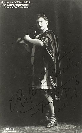 Richard Tauber als Tamino in "Die Zauberflöte" von Wolfgang Amadeus Mozart fotografiert 1915 von Bruno Wiehr; Quelle: Deutsche Fotothek, (file: df_hauptkatalog_0264626); Eigentümer/Copyright SLUB Dresden/Deutsche Fotothek/Bruno Wiehr; Urheber: Bruno Wiehr; Datierung: 1915; Quelle: www.deutschefotothek.de