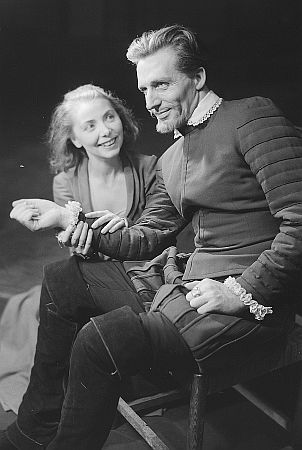 Hans-Peter Thielen  mit Erika Pelikowsky (Klärchen) in "Egmont"; Quelle: Deutsche Fotothek, (file: df_pkm_0000976_010) / Datierung: 24.10.1951; Copyright SLUB Dresden/Deutsche Fotothek/Abraham Pisarek; Urheber: Abraham Pisarek (19011983)