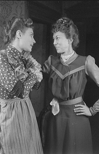 Alice Treff (rechts) als Gertrud Deuter mit Antje Weisgerber als Luise Maske in dem in dem Lustspiel "Die Hose" von Carl Sternheim, 1947 an den Berliner "Kammerspielen"; Regie: Willi Schmidt; Quelle: Deutsche Fotothek, (file: df_pk_0000583_030); Copyright SLUB Dresden/Deutsche Fotothek/Abraham Pisarek; Urheber: Abraham Pisarek (19011983); Datierung: 06.1947; Quelle: www.deutschefotothek.de