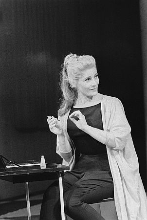 Gisela Uhlen als Alkmene in "Amphitryon 38" von Jean Giraudoux, 1957 am "Deutschen Theater" "Kammerspiele");Datierung: 16.10.1957; Quelle: Deutsche Fotothek (file: df_pk_0004452_020); Urheber: Abraham Pisarek (19011983); Copyright: SLUB Dresden/Deutsche Fotothek/Abraham Pisarek; Genehmigung zur Verffentlichung: 30.03.2017 