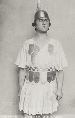 Friedrich Ulmer als Alkibiades in "Der gerettete Alkibiades" von Georg Kaiser (Uraufführung München, 29.01.1920), fotografiert von Hanns Holdt (1887 – 1944); Quelle: Deutsche Fotothek, (file: df_hauptkatalog_0281618); Copyright SLUB Dresden/Deutsche Fotothek/Hanns Holdt; Lizenz: CC BY-SA 4.0; Quelle: www.deutschefotothek.de; Genehmigung zur Veröffentlichung: 30.03.2017